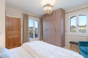 7 bedrooms, desk, iron/ironing board, travel crib