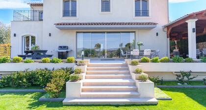 Luxury villa in Super Cannes