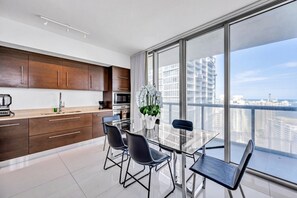 Dining - Icon Brickell 2BDR 44th Fl Ocean & Pool Views (Miami)