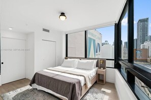 Desk, iron/ironing board, WiFi - District 225 • 2 BD/2BTH • City Views • Free Spa (Miami)