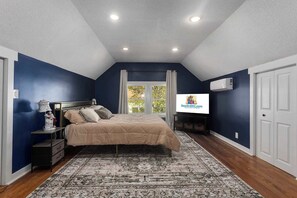 5 bedrooms, desk, iron/ironing board, travel cot - Sleeps 10|5BR 2.5Ba Home|Near Plaza+Pets Welcome (Kansas City)