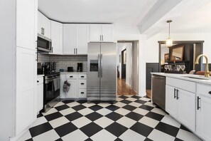 Fridge, microwave, oven, stovetop - Sleeps 10|5BR 2.5Ba Home|Near Plaza+Pets Welcome (Kansas City)