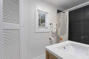 Douche, sèche-cheveux, shampoing