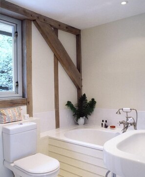 Combined shower/bathtub, deep-soaking bathtub, hair dryer, towels - Tigh na Mara - Sleeps 4 With Sea Views & Parking (Oban)