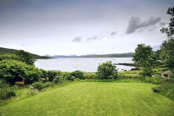 A grassy area with a lake and mountains in the background. - Tigh na Mara, Drimnin, Sea Views & Pet Friendly (Oban)