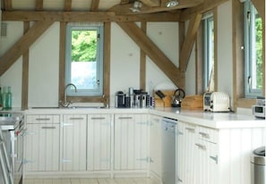 Fridge, microwave, oven, stovetop - Tigh na Mara - Sleeps 4, Sea Views & Pet Friendly (Oban)