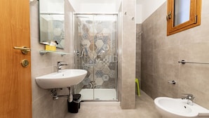 A bathroom with a shower, two sinks, and a bidet. - SALENTINE DAYS - 2 (Torre Lapillo)