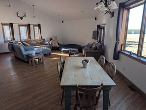 Interior - Spacious 5 Bedroom + Mountain Views + Kitchen + Jacuzzi (Bozeman)