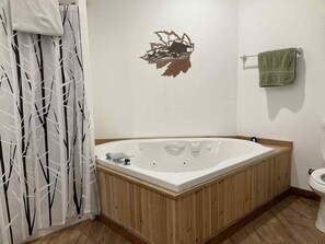 Shower, jetted bath, hair dryer, towels - Spacious 5 Bedroom + Mountain Views + Kitchen + Jacuzzi (Bozeman)