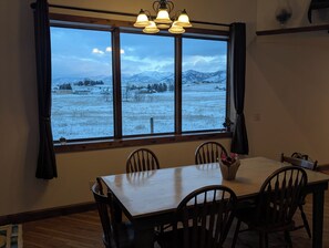 Dining - Spacious 5 Bedroom + Mountain Views + Kitchen + Jacuzzi (Bozeman)