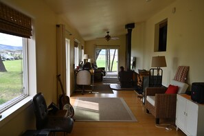 Living area - Charming 3-bedroom house with amenities in lovely Yellowtail. (Yellowtail)