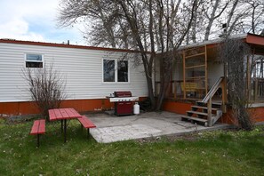 Outdoor dining - Charming 3-bedroom house with amenities in lovely Yellowtail. (Yellowtail)