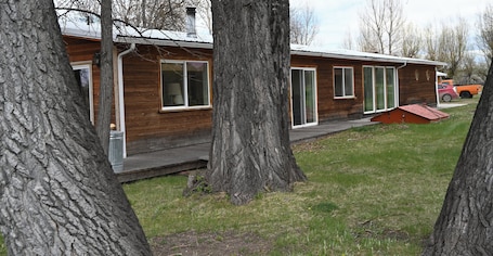 Exterior. Charming 3-bedroom house with amenities in lovely Yellowtail.