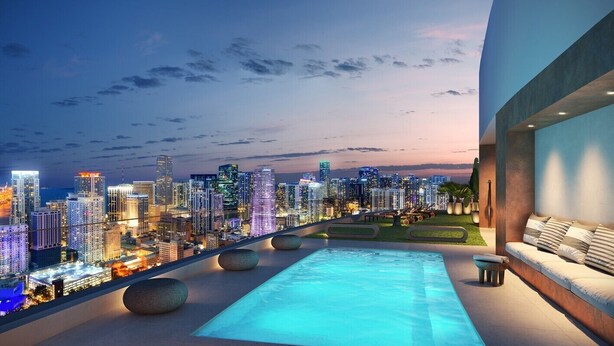 Ein Pool auf dem Dach mit Blick auf die Stadtlandschaft, Liegebereichen und einem modernen architektonischen Design.