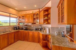 Fridge, microwave, oven, coffee/tea maker - Casa Stella • Jungle View Retreat (La Fortuna)