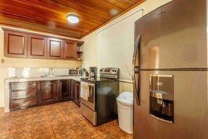 Fridge, microwave, oven, stovetop - Fortuna Flat #1 Best Value & Cozy (La Fortuna)