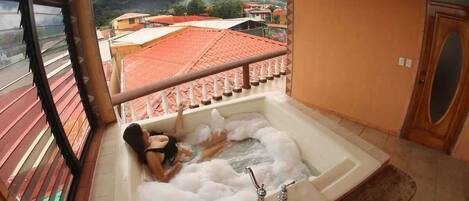 Outdoor spa tub