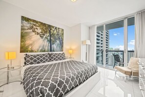 Desk, iron/ironing board, WiFi, bed sheets - Icon Brickell 2BR Ocean & Pool View + Spa Access (Miami)