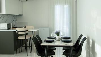 Deluxe Apartment, Balcony, Sea View | Dining