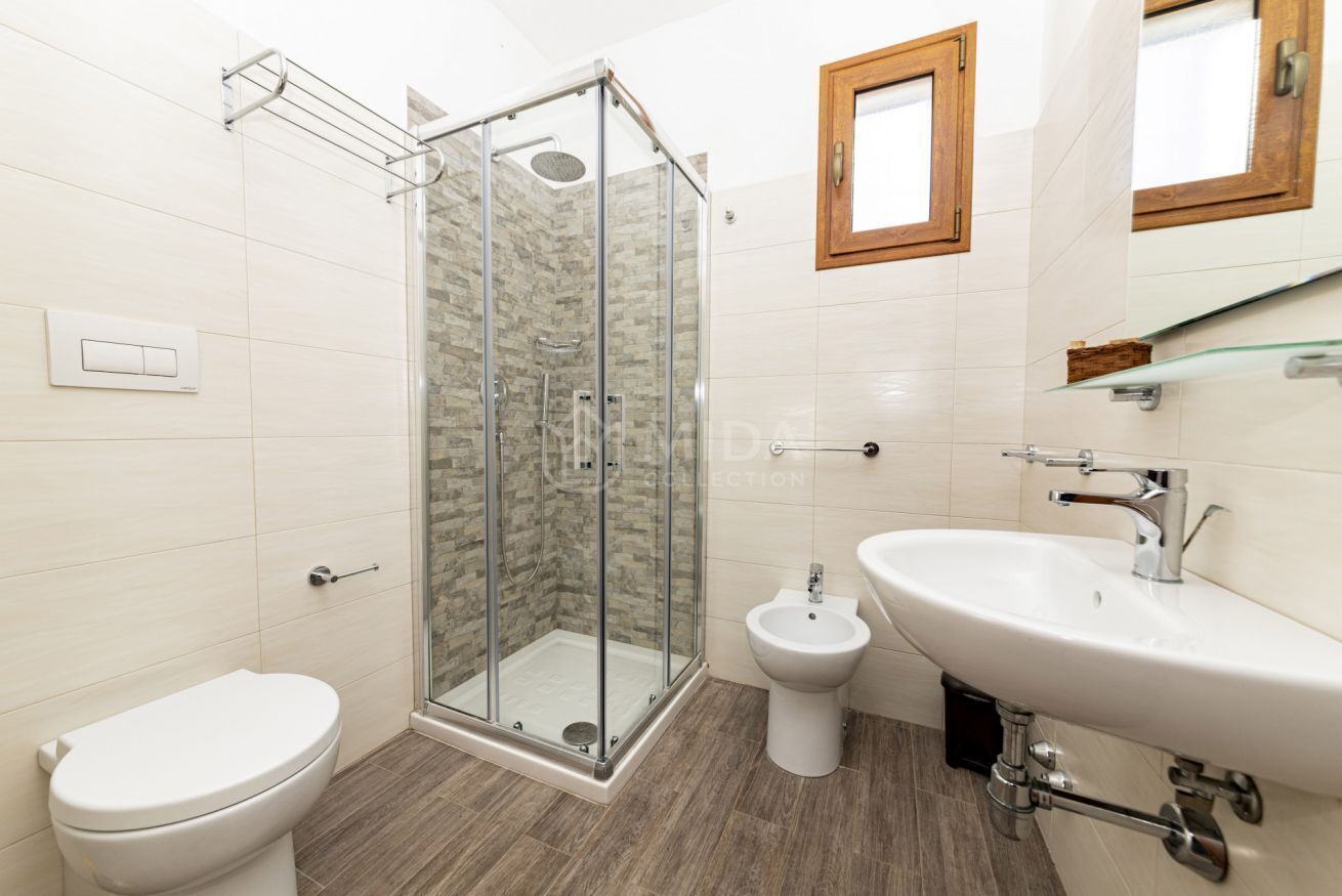 Douche, bidet, serviettes fournies