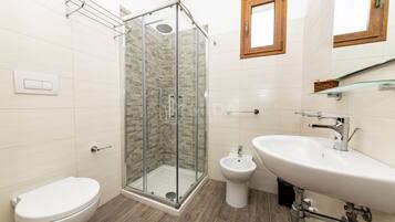 Douche, bidet, serviettes fournies