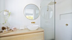 Shower, hair dryer - Kingscliff Beach House with Sauna and Pool (Chinderah)