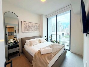 2 bedrooms, iron/ironing board, WiFi, bed sheets - New 1BR+Den | Rooftop Deck | Walk to FIFA Fan Fest (Miami)
