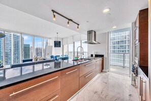 Fridge, microwave, stovetop, dishwasher - Icon Brickell 2BDR 44th Fl Ocean Views+Spa Access (Miami)