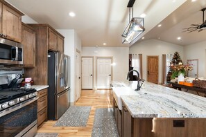 Fridge, microwave, oven, stovetop - Welcome to Willow house. Your home away from home. (Pinetop-Lakeside)