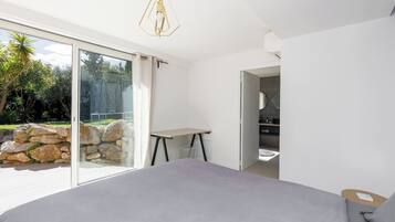 4 soverom, skrivebord, strykejern/-brett og reiseseng for barn