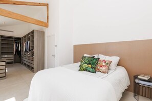 Schreibtisch, Bügeleisen/Bügelbrett, Reisekinderbett, WLAN