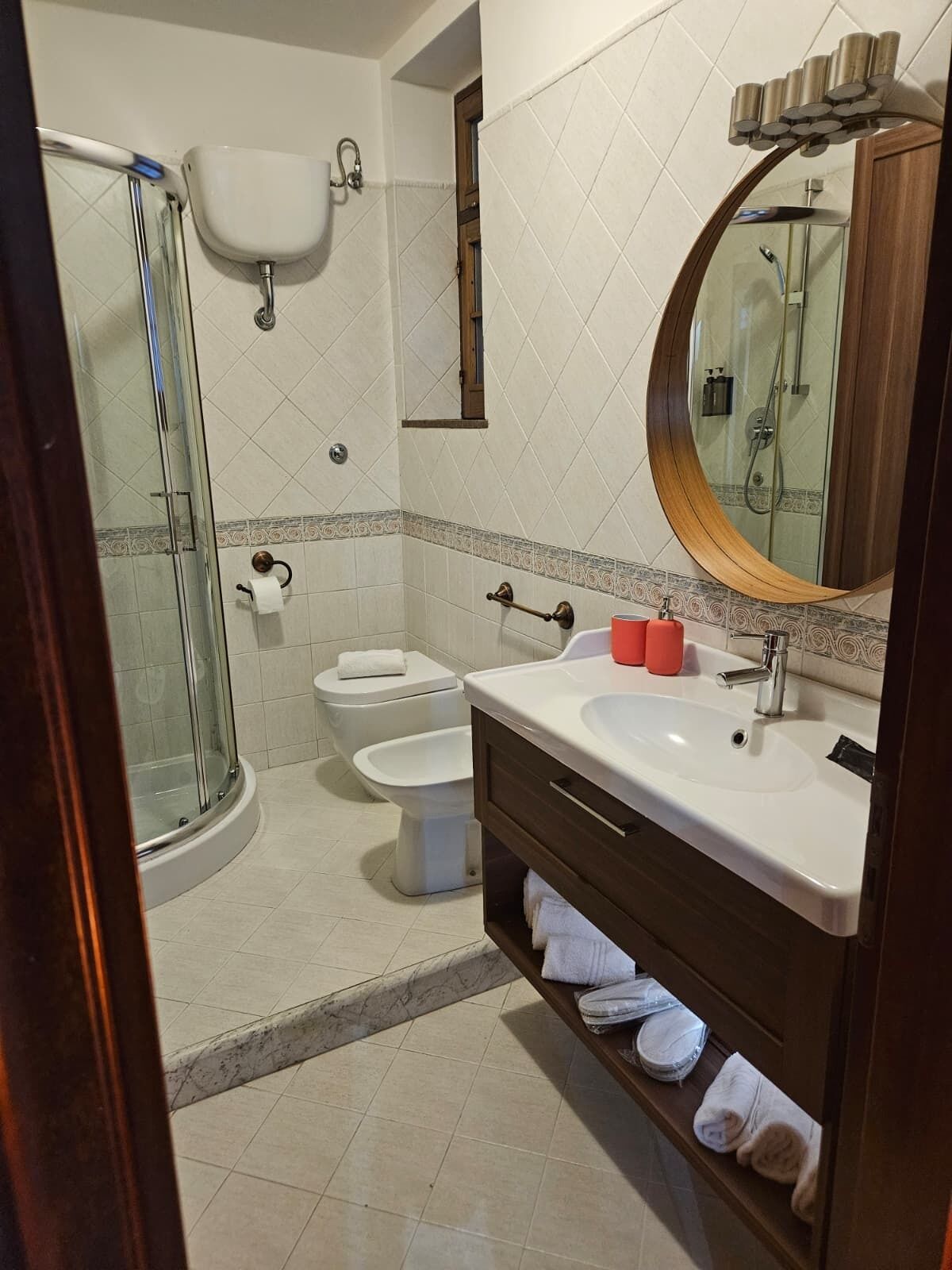 Een douche, een haardroger, een bidet, handdoeken