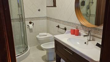 Een douche, een haardroger, een bidet, handdoeken