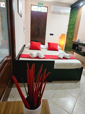 2 bedrooms, iron/ironing board, WiFi, bed sheets - Two Steps from the Gate - Perfect for exploring Salerno and the Amalfi Coast (Pratole)
