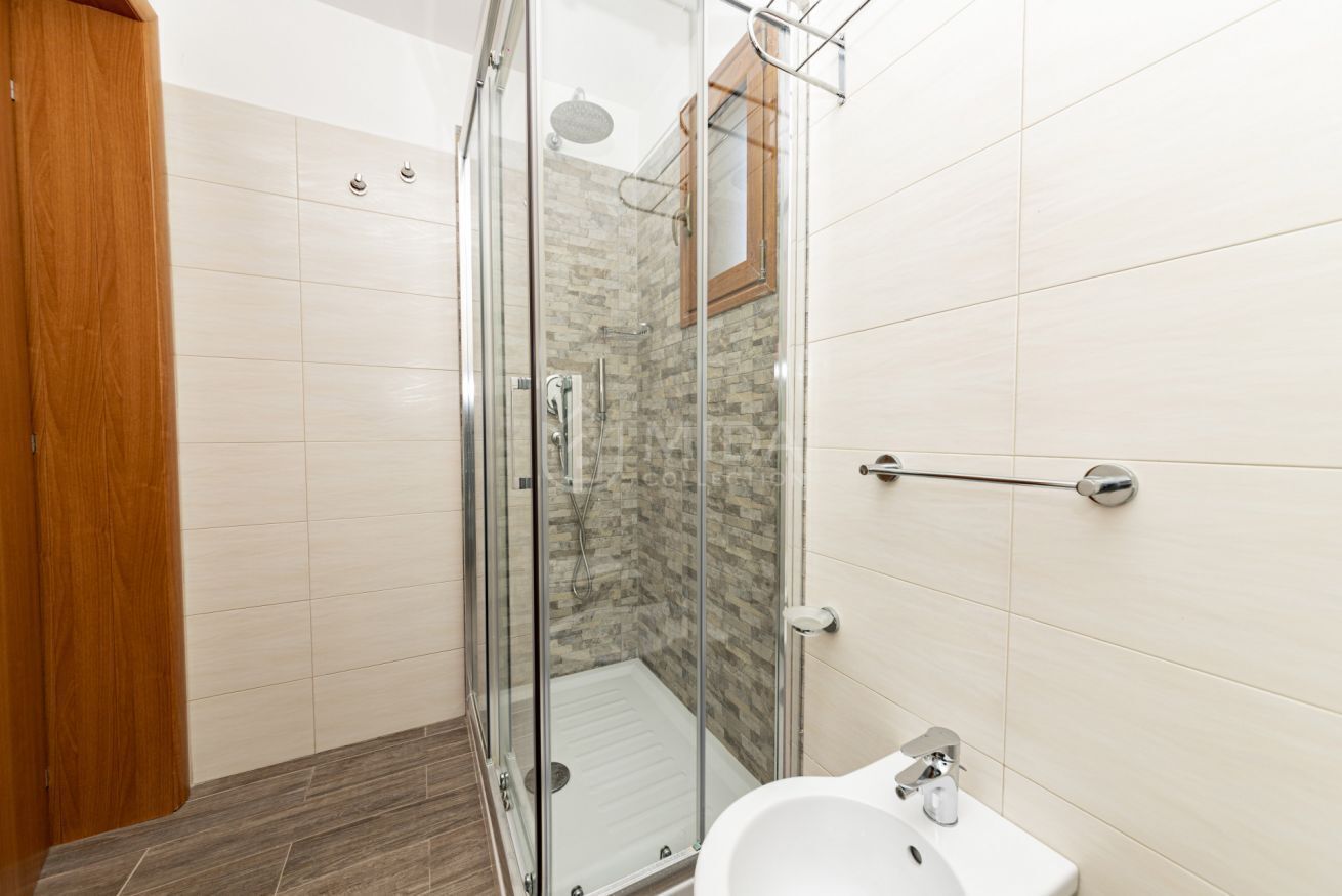 Dusche, Bidet, Handtücher, Toilettenpapier