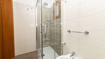 Dusche, Bidet, Handtücher, Toilettenpapier