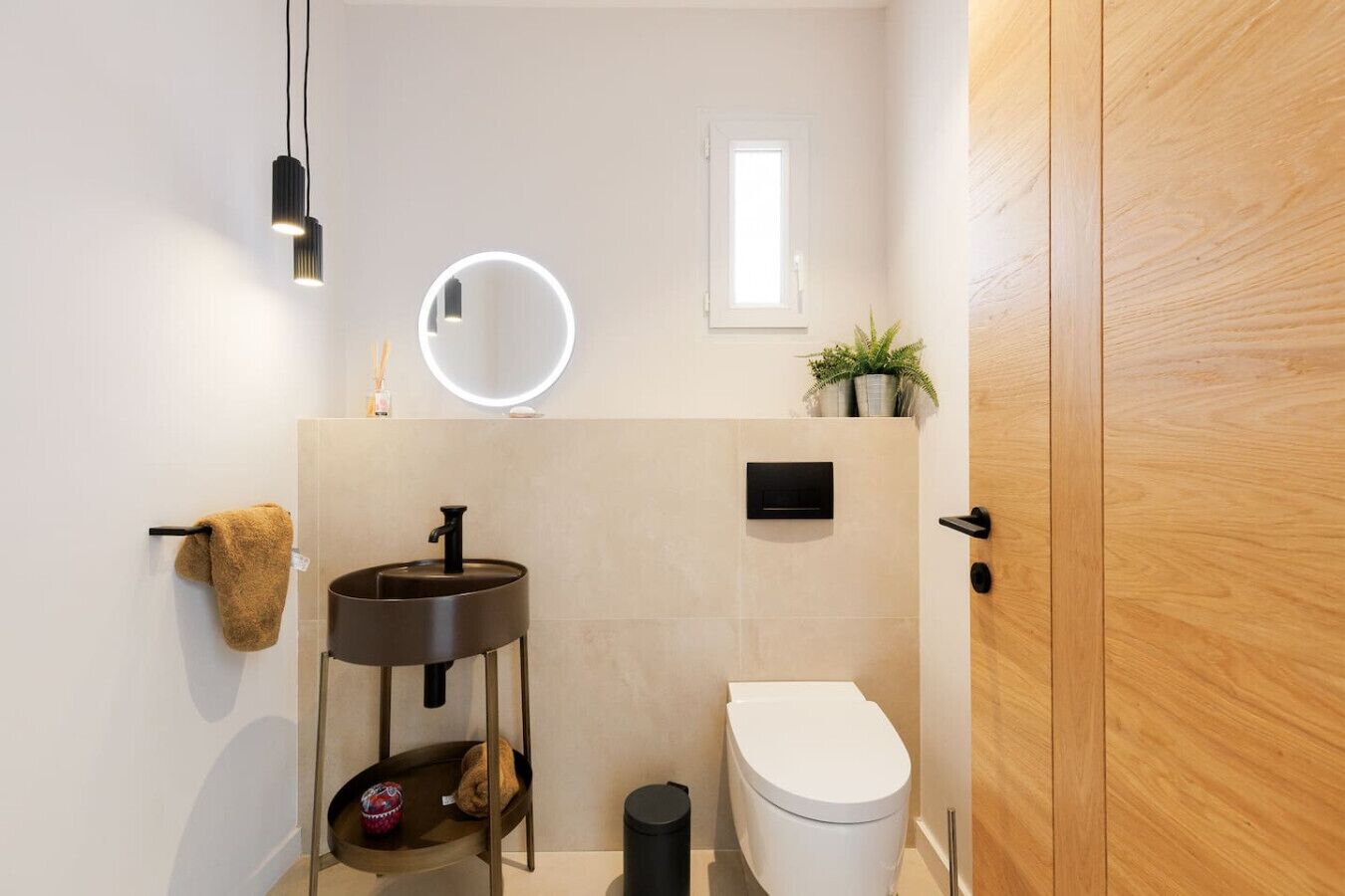 Séchoir à cheveux, serviettes fournies, savon, papier de toilette