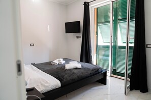 1 bedroom, desk, iron/ironing board, free WiFi - Oasis of Peace in the Middle of Town: Modern, Quiet and Close to Transportation (Genova)