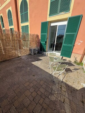 Terrace/patio - Oasis of Peace in the Middle of Town: Modern, Quiet and Close to Transportation (Genova)