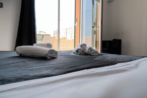 1 bedroom, desk, iron/ironing board, free WiFi - Oasis of Peace in the Middle of Town: Modern, Quiet and Close to Transportation (Genova)