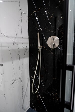 Shower, hair dryer, bidet, towels - Oasis of Peace in the Middle of Town: Modern, Quiet and Close to Transportation (Genova)