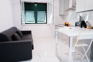 Interior - Oasis of Peace in the Middle of Town: Modern, Quiet and Close to Transportation (Genova)
