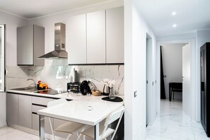 Fridge, stovetop, dishwasher, coffee/tea maker - Oasis of Peace in the Middle of Town: Modern, Quiet and Close to Transportation (Genova)