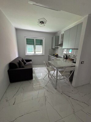 Interior - Oasis of Peace in the Middle of Town: Modern, Quiet and Close to Transportation (Genova)