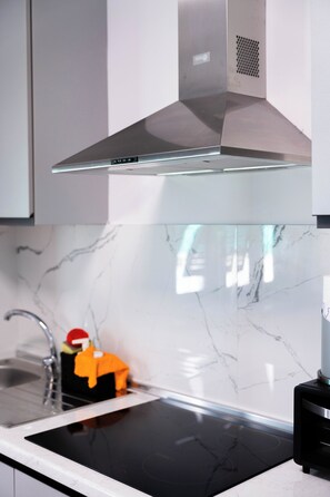 Fridge, stovetop, dishwasher, coffee/tea maker - Oasis of Peace in the Middle of Town: Modern, Quiet and Close to Transportation (Genova)