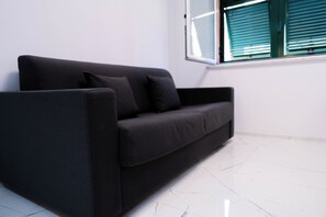 Smart TV - Oasis of Peace in the Middle of Town: Modern, Quiet and Close to Transportation (Genova)