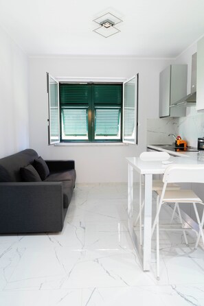 Interior - Oasis of Peace in the Middle of Town: Modern, Quiet and Close to Transportation (Genova)