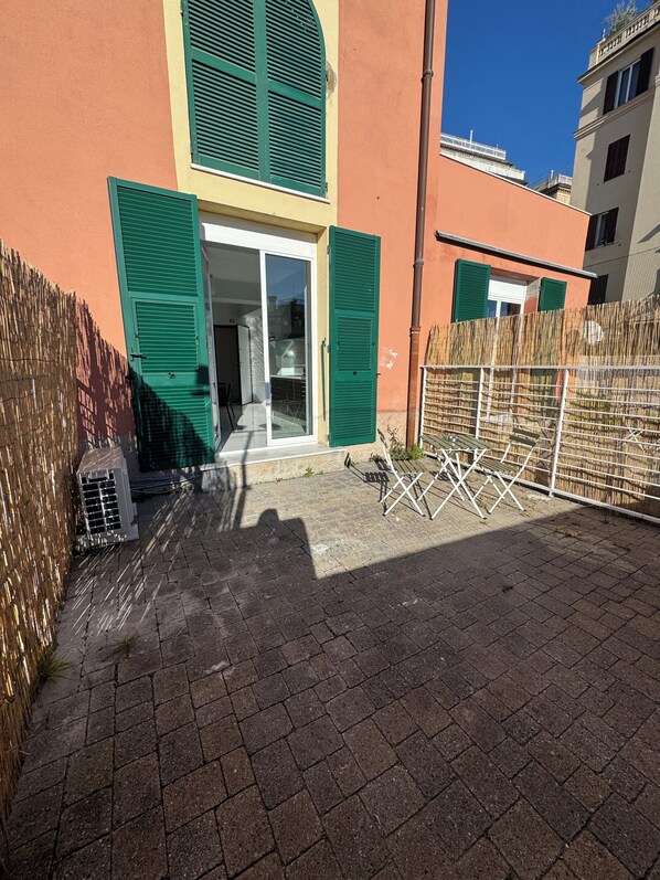 Terrace/patio - Oasis of Peace in the Middle of Town: Modern, Quiet and Close to Transportation (Genova)