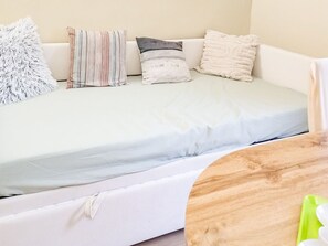 1 bedroom, desk, WiFi, bed sheets