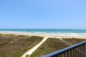 On the beach - Beachfront Condo w/Pool, Hot-tub & Gym (South Padre Island)